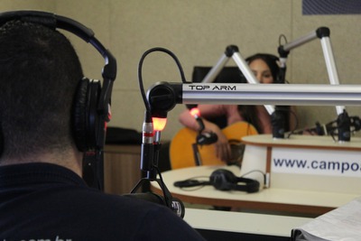 Destaque paranaense do sertanejo Eduarda Barbosa, esteve visitando a Campo Aberto FM